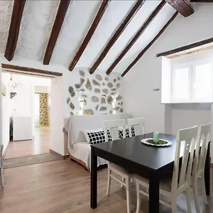 https://canary-house-ingenio.in-canary-islands.com